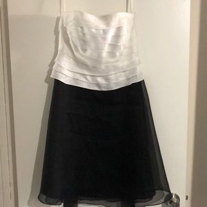 Black/white strapless dress